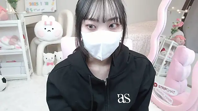 Snapshot of momo_room chatting on January 19, 2025, 9:01 am momo room online show from January 19, 2025, 9:01 am