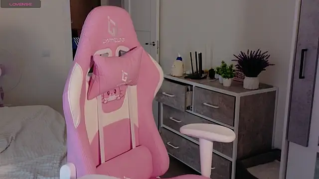 cinnabon girls online show from October 4, 2025, 1:51 am