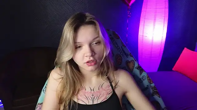 Snapshot of LitaBrom chatting on February 13, 2025, 4:11 am LitaBrom online show from February 13, 2025, 4:11 am