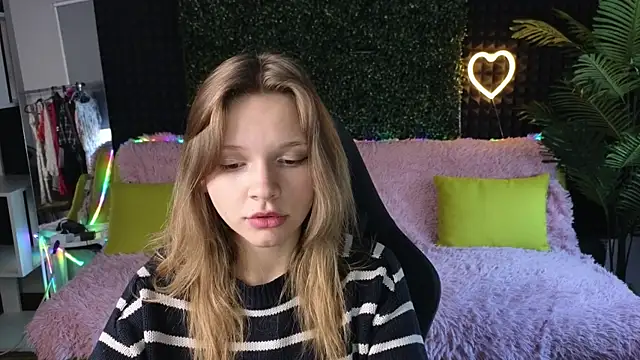 Snapshot of LitaBrom chatting on October 1, 2025, 1:33 am LitaBrom online show from October 1, 2025, 1:33 am