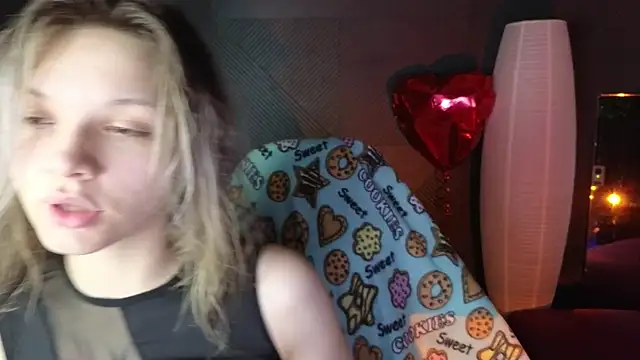 Snapshot of LitaBrom chatting on March 19, 2025, 1:10 am LitaBrom online show from March 19, 2025, 1:10 am