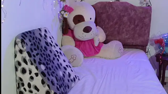 Snapshot of italagomez_ chatting on December 17, 2025, 11:21 pm italagomez online show from December 17, 2025, 11:21 pm