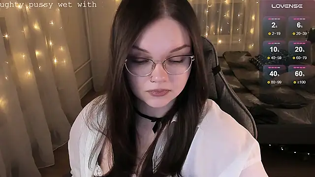 EvaBae online show from December 3, 2025, 7:46 pm