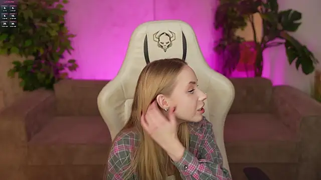 Linda054 online show from October 27, 2025, 8:32 pm