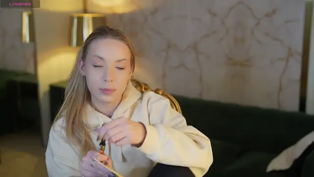 Linda054 online show from September 30, 2025, 1:00 am