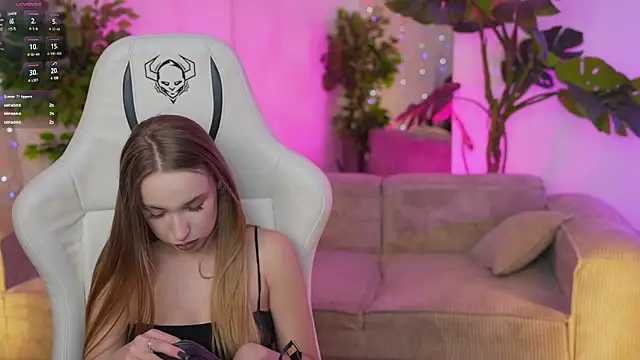 Linda054 online show from February 7, 2025, 7:49 pm