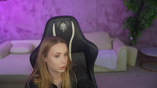 Linda054 online show from October 9, 2025, 4:02 am