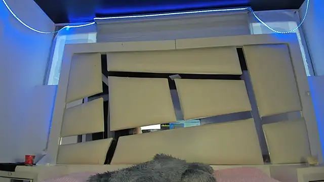 chrystal js online show from March 26, 2026, 12:47 pm