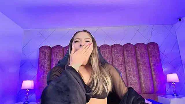 Snapshot of Victoria_Adams14 chatting on December 3, 2025, 5:08 am Victoria Adams14 online show from December 3, 2025, 5:08 am