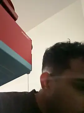 Snapshot of Notahuman1082 chatting on November 22, 2025, 12:32 am Notahuman1082 online show from November 22, 2025, 12:32 am