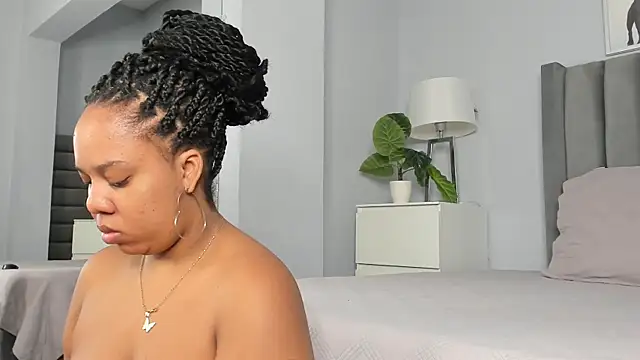 Snapshot of Yiseth_02 chatting on October 21, 2025, 11:42 am Yiseth 02 online show from October 21, 2025, 11:42 am