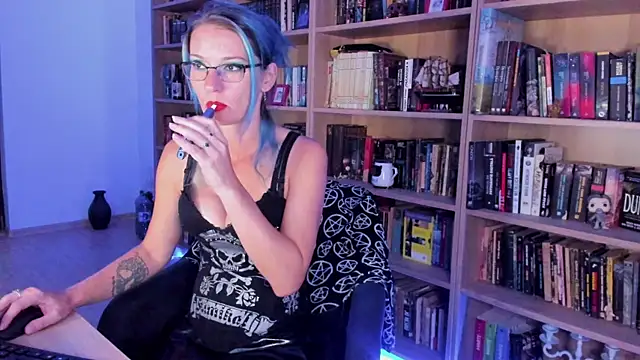 Snapshot of Queen_of_Hearts1 chatting on September 10, 2025, 7:46 pm Queen of Hearts1 online show from September 10, 2025, 7:46 pm