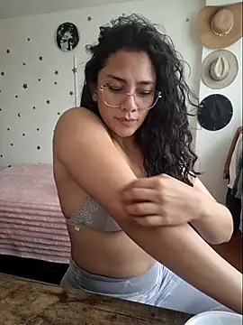 Thaliacooper  online show from December 18, 2025, 6:01 pm