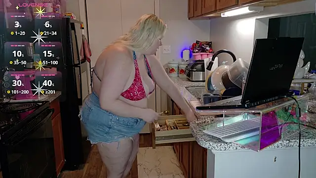 Snapshot of siennaxluxx chatting on July 29, 2026, 5:23 pm siennaxluxx online show from July 29, 2026, 5:23 pm