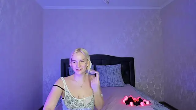 Snapshot of Amanda054 chatting on March 4, 2025, 12:39 am Amanda054 online show from March 4, 2025, 12:39 am