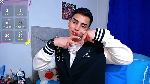 OwenBluee online show from November 7, 2025, 3:22 am