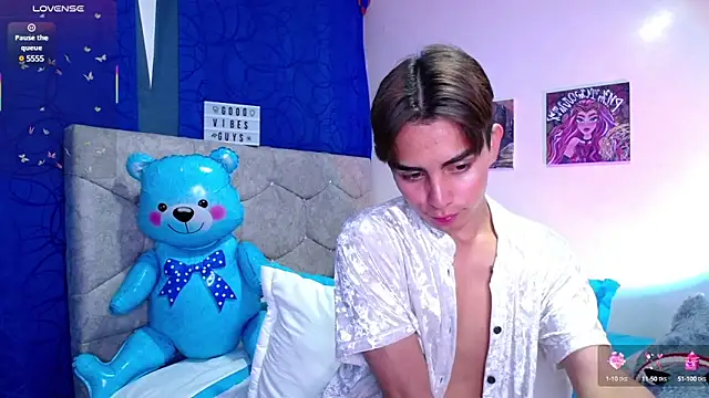 Snapshot of OwenBluee chatting on March 15, 2025, 1:29 pm OwenBluee online show from March 15, 2025, 1:29 pm