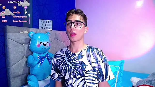 Snapshot of OwenBluee chatting on February 25, 2025, 7:09 am OwenBluee online show from February 25, 2025, 7:09 am