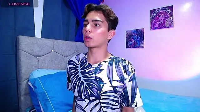 Snapshot of OwenBluee chatting on March 18, 2025, 6:17 pm OwenBluee online show from March 18, 2025, 6:17 pm