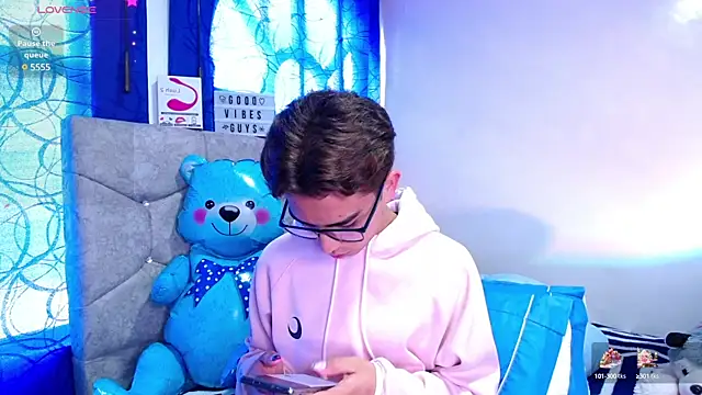 Snapshot of OwenBluee chatting on January 28, 2025, 1:38 pm OwenBluee online show from January 28, 2025, 1:38 pm