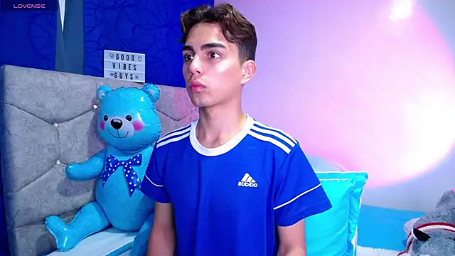 Snapshot of OwenBluee chatting on February 26, 2025, 3:25 am OwenBluee online show from February 26, 2025, 3:25 am