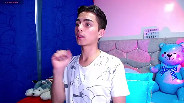 Snapshot of OwenBluee chatting on February 7, 2025, 2:15 pm OwenBluee online show from February 7, 2025, 2:15 pm