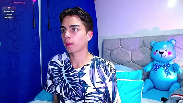 Snapshot of OwenBluee chatting on February 3, 2025, 4:57 am OwenBluee online show from February 3, 2025, 4:57 am