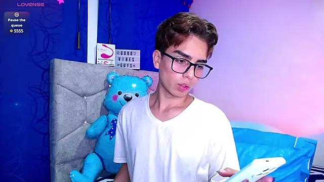 Snapshot of OwenBluee chatting on January 29, 2025, 6:33 am OwenBluee online show from January 29, 2025, 6:33 am