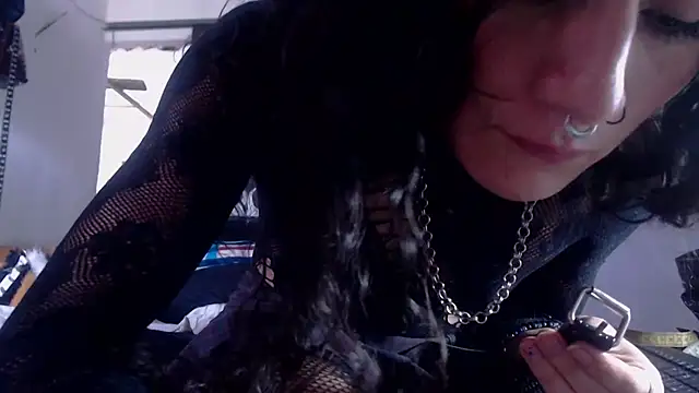 Snapshot of Zafiro_subversiva chatting on December 22, 2025, 2:28 pm Zafiro subversiva online show from December 22, 2025, 2:28 pm