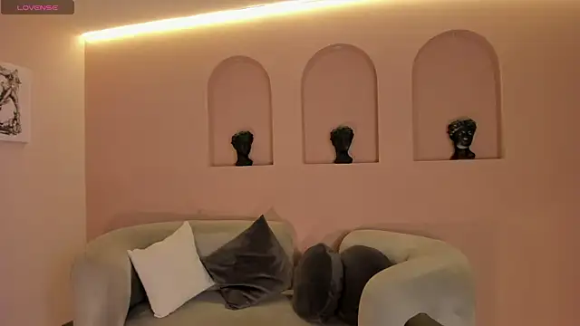 ArianaDumont online show from March 31, 2026, 11:23 am