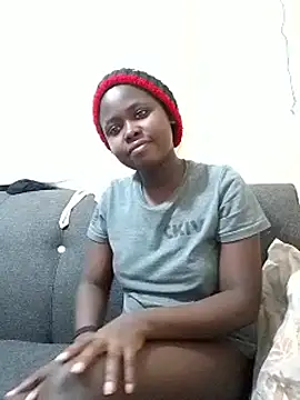 Sweetcecie01 online show from September 12, 2025, 9:03 pm