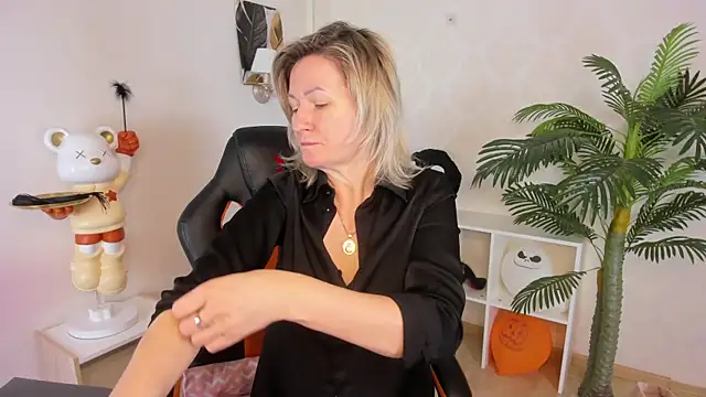 AriFleow online show from November 30, 2025, 4:35 am