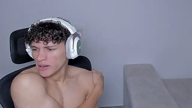 Snapshot of laurent_nova chatting on September 17, 2025, 6:32 pm laurent nova online show from September 17, 2025, 6:32 pm