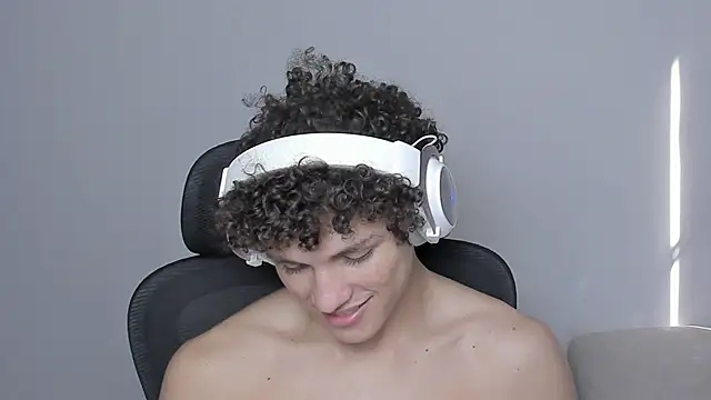 Snapshot of laurent_nova chatting on October 22, 2025, 6:29 pm laurent nova online show from October 22, 2025, 6:29 pm