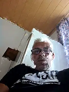 Snapshot of Picolo4111 chatting on September 18, 2025, 4:21 pm Picolo4111 online show from September 18, 2025, 4:21 pm