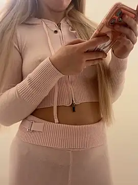 Snapshot of Holly-Glamour chatting on December 5, 2025, 5:11 pm Holly-Glamour online show from December 5, 2025, 5:11 pm