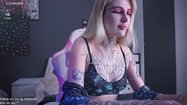 Snapshot of fraulein_mooon chatting on November 19, 2025, 2:55 am fraulein mooon online show from November 19, 2025, 2:55 am