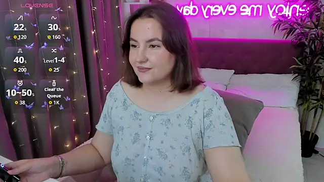 Snapshot of FeralPeach chatting on September 25, 2025, 3:56 am FeralPeach online show from September 25, 2025, 3:56 am