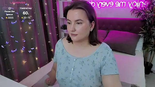 Snapshot of FeralPeach chatting on October 2, 2025, 3:43 am FeralPeach online show from October 2, 2025, 3:43 am