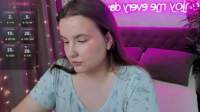Snapshot of FeralPeach chatting on June 18, 2026, 8:46 am FeralPeach online show from June 18, 2026, 8:46 am