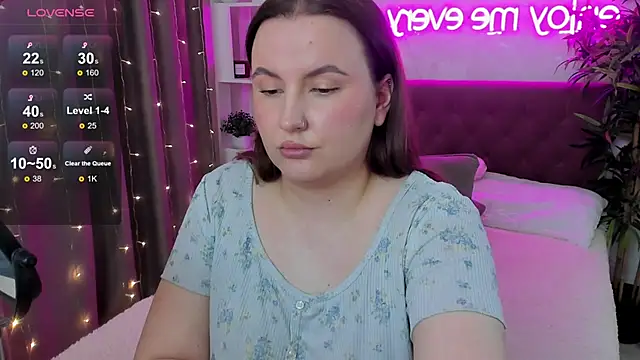 Snapshot of FeralPeach chatting on May 27, 2026, 5:37 am FeralPeach online show from May 27, 2026, 5:37 am