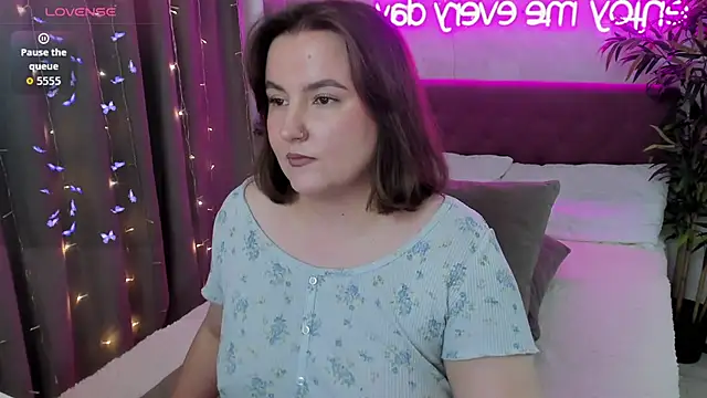 Snapshot of FeralPeach chatting on September 13, 2025, 6:13 am FeralPeach online show from September 13, 2025, 6:13 am
