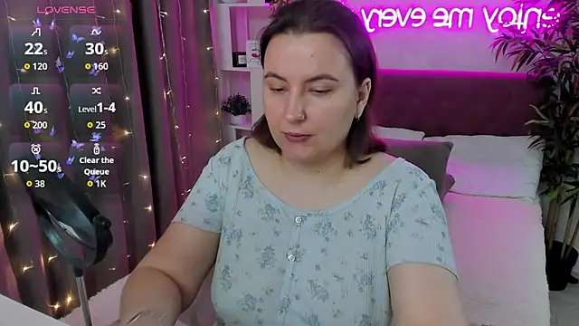 Snapshot of FeralPeach chatting on September 21, 2025, 3:44 am FeralPeach online show from September 21, 2025, 3:44 am