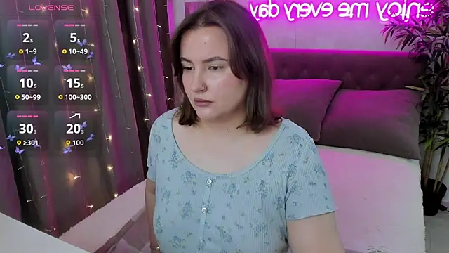 Snapshot of FeralPeach chatting on October 4, 2025, 3:52 am FeralPeach online show from October 4, 2025, 3:52 am