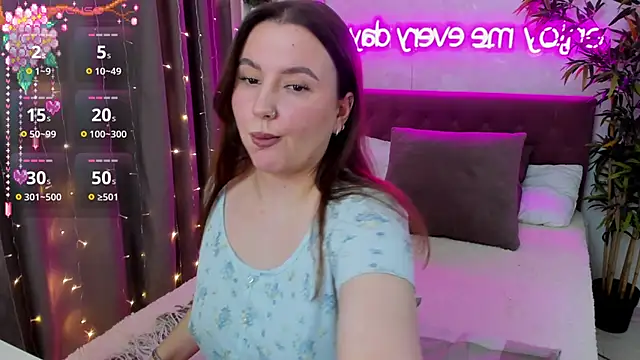Snapshot of FeralPeach chatting on March 13, 2025, 6:48 am FeralPeach online show from March 13, 2025, 6:48 am