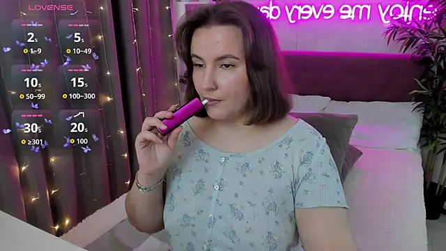 Snapshot of FeralPeach chatting on September 10, 2025, 6:45 am FeralPeach online show from September 10, 2025, 6:45 am