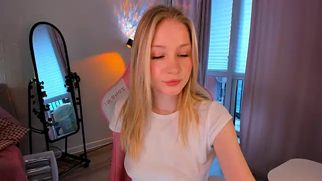 Eva Davi online show from April 6, 2026, 4:46 am