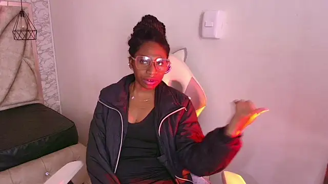 Queen perla  online show from November 29, 2025, 12:27 pm