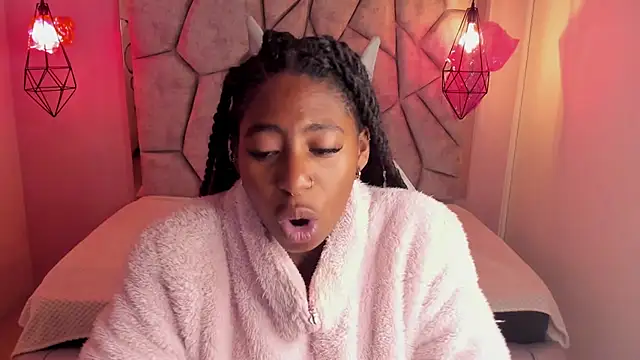 Queen perla  online show from March 19, 2025, 12:34 pm