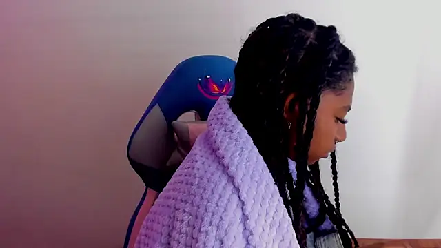 Queen perla  online show from October 30, 2025, 2:32 am